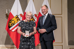 Verleihung der Verdienstmedaille des Landes Oberösterreich durch Landeshauptmann Thomas Stelzer.